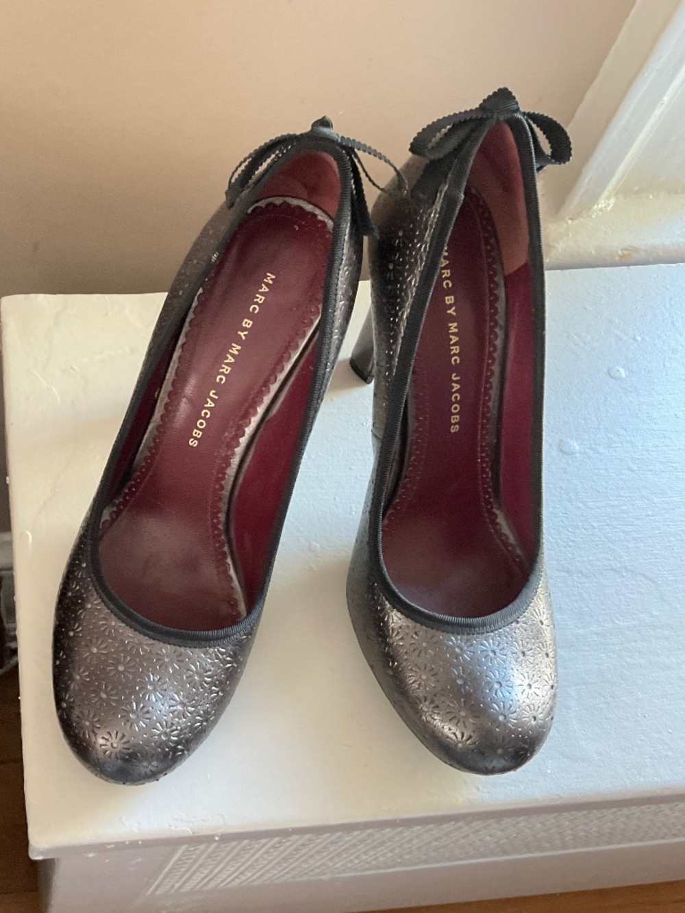 Marc Jacobs Silver Pumps sz 7.5 - Picture 7 of 7